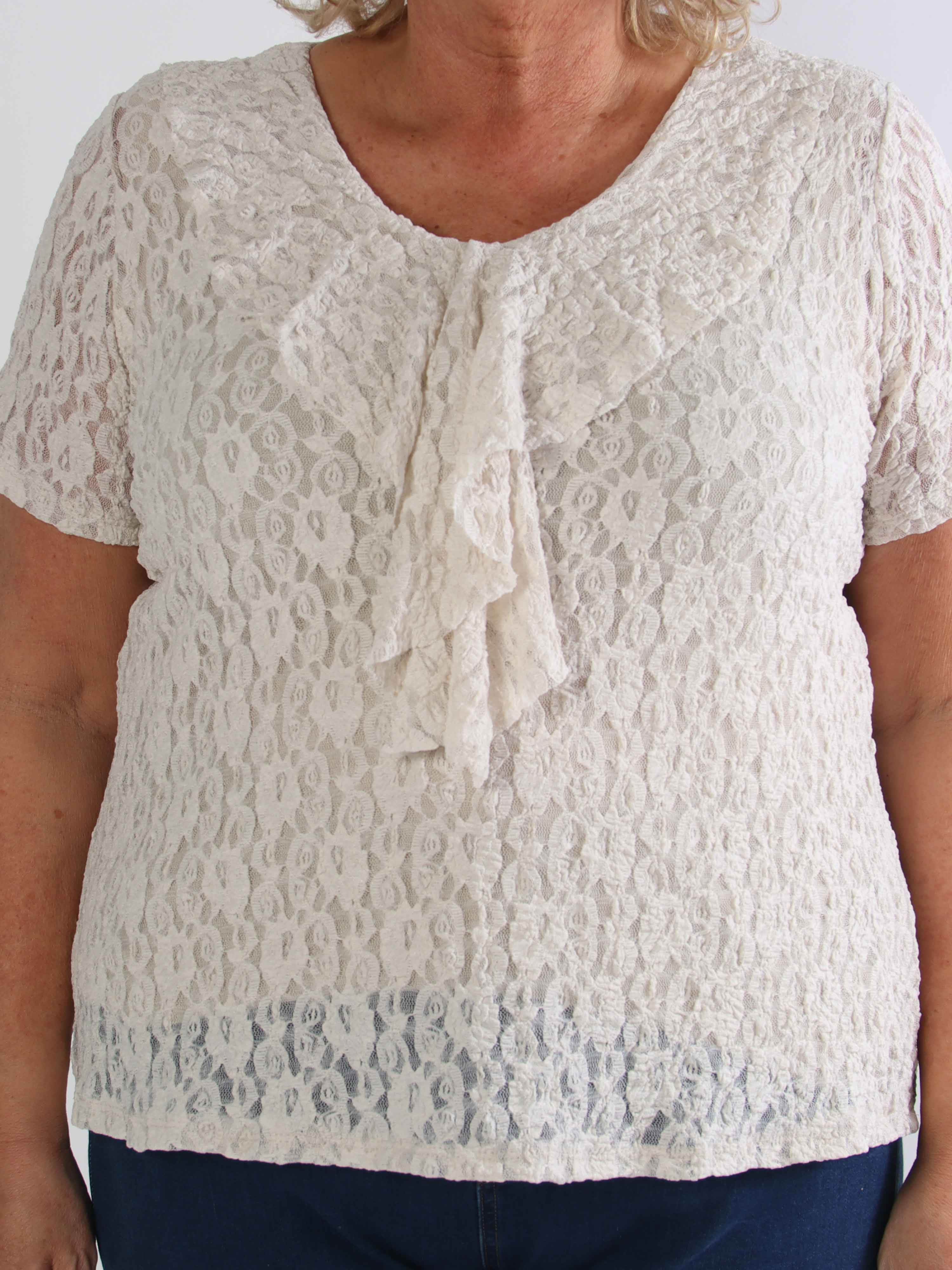 Ventura - Sød plus size tunika i blød elastisk blonde med fin flæsekant